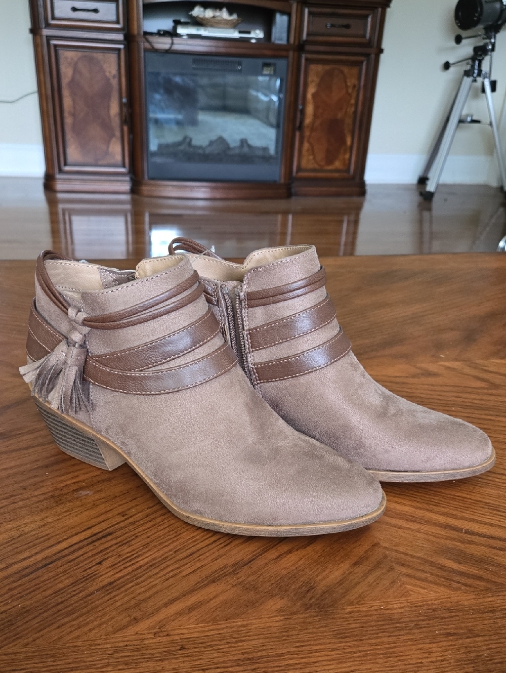 NWT Life Stride Women's Brown Faux Suede Ankle Booties with Tassel Accent 6.5 W